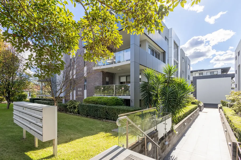 Epping 2房 奢华东向公寓 时尚双淋浴 独立洗衣房 私人书房 空调双车位 豪华主卧落地窗 阳光阳台 美食厨房石吧台 室内外流动 100平奢享 Cladding replacement has been taken care of - nothing to spend!
