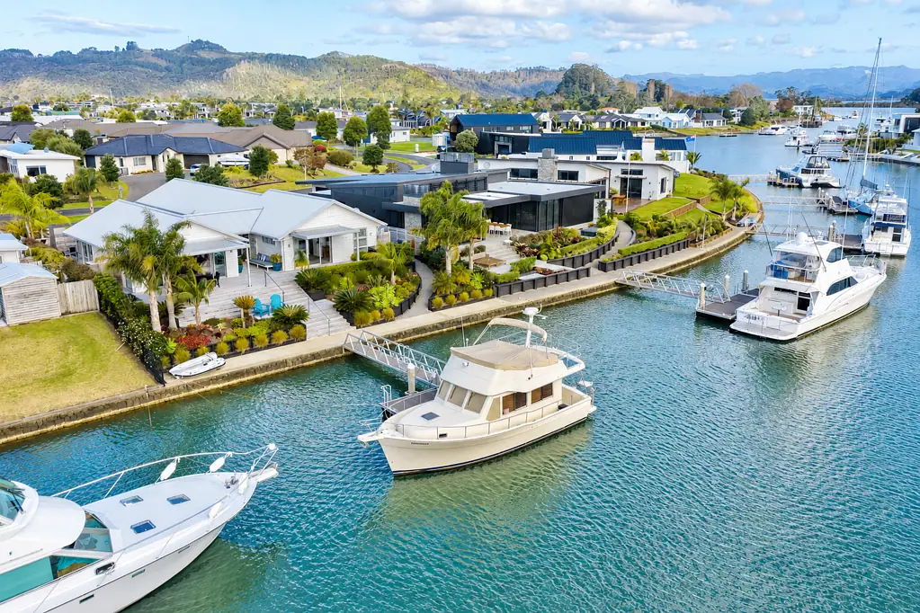 Whitianga 3 Bedroom Afternoon Sun-Saturated Decks
