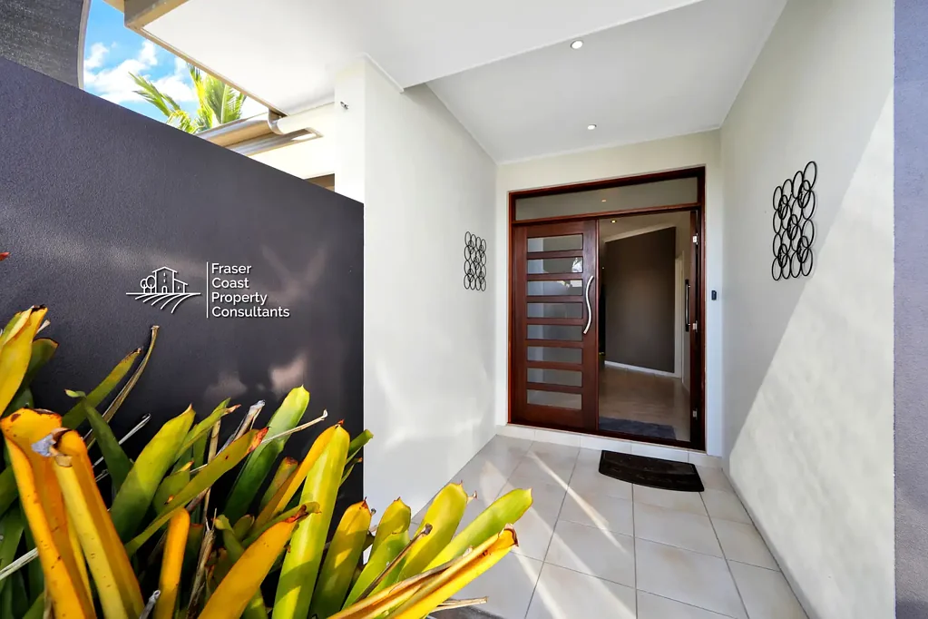 Burrum Heads 4침실 RELAX - HERE IT IS!  NESTLED AMONG LEAFY TROPICAL GARDENS WITH A RELAXING OUTLOOK FROM EVERY WINDOW - THE SIZE WILL SURPRISE YOU!