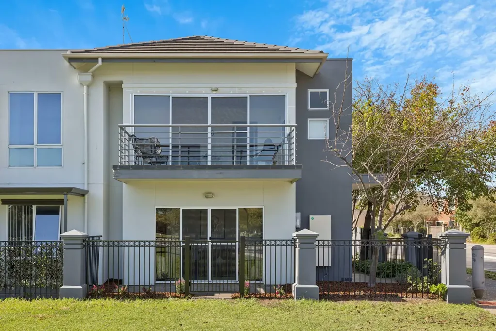 Mawson Lakes 3Kwarto Spectacular Views, A Superb Location to Match!