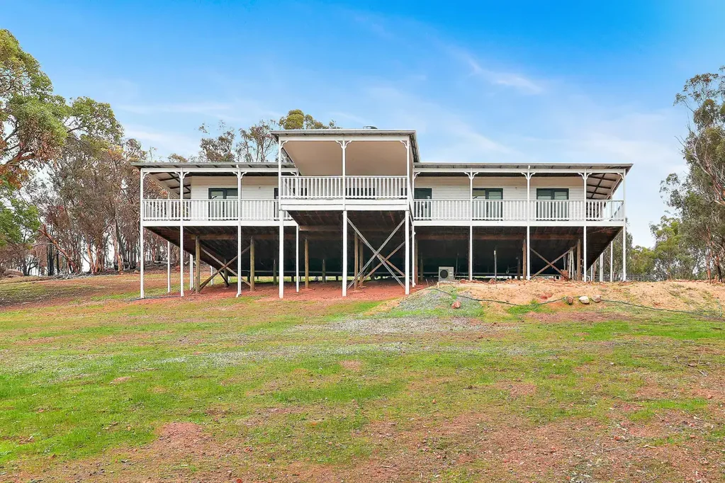 Wandering 5 Slaapkamer Stunning Queenslander Home with Panoramic Views on Acreage Property in the Blackboy Springs Estate, Wandering.
