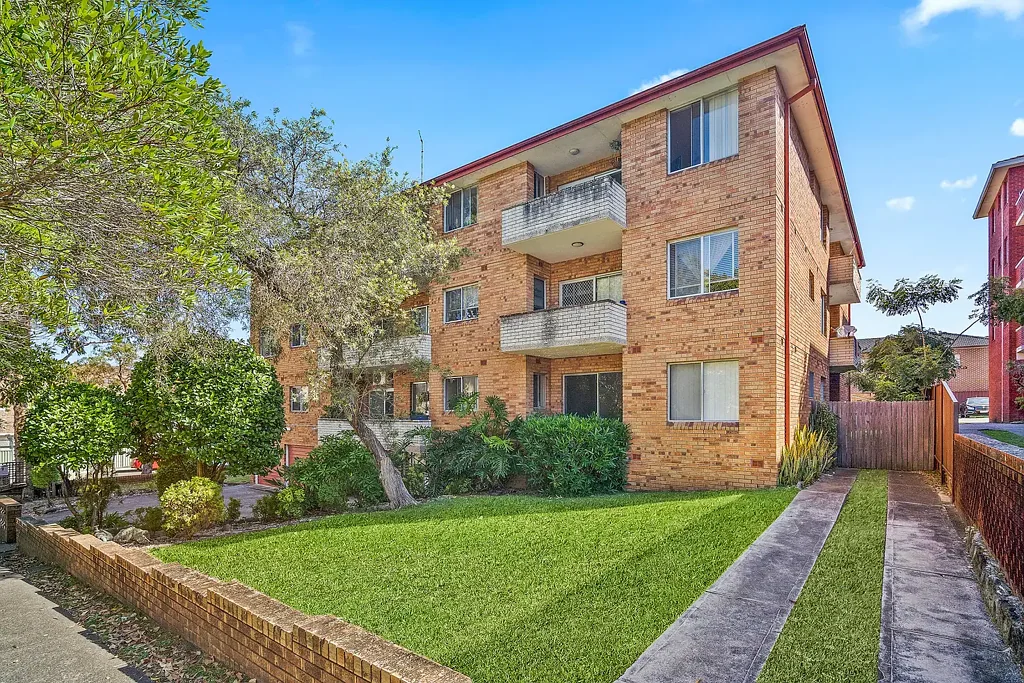 Bexley 2房 宽敞卧室带衣柜 现代浴室优雅瓷砖 开放式起居用餐区 无缝室内外流动 实用厨房储物多 内部洗衣超便利 带锁车库安全停 近Kogarah市中心站 Light-Filled Living Near Kogarah Station