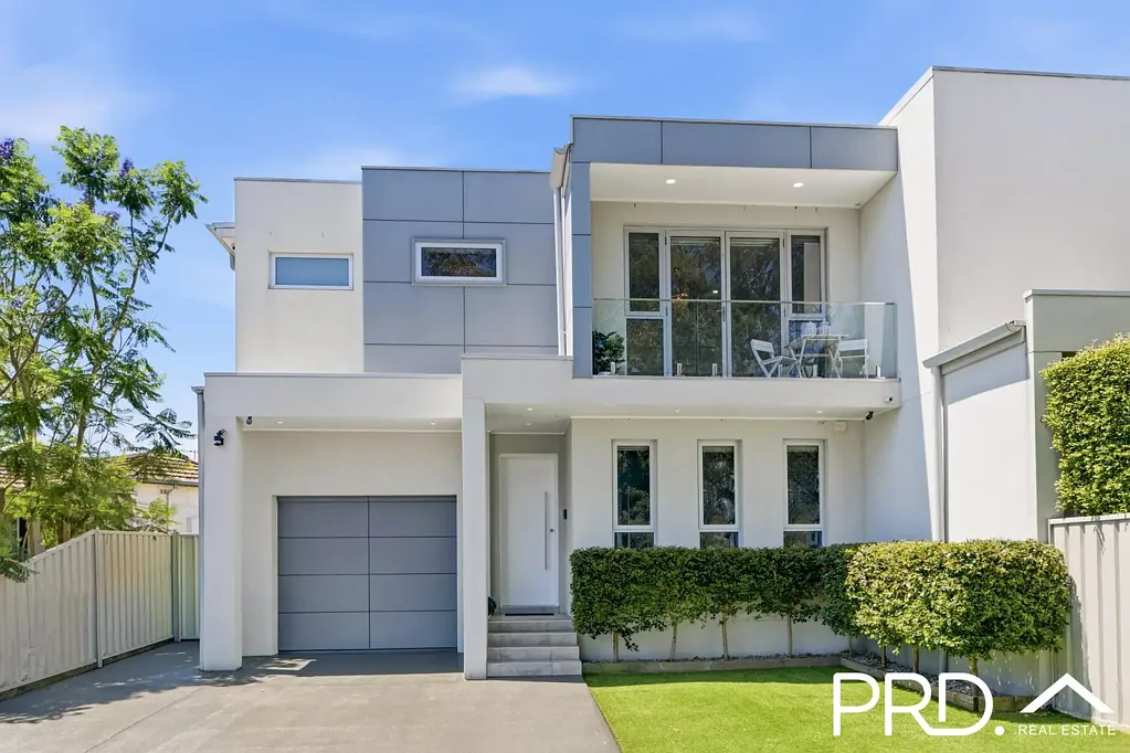 911 Henry Lawson Drive, Picnic Point, NSW 2213