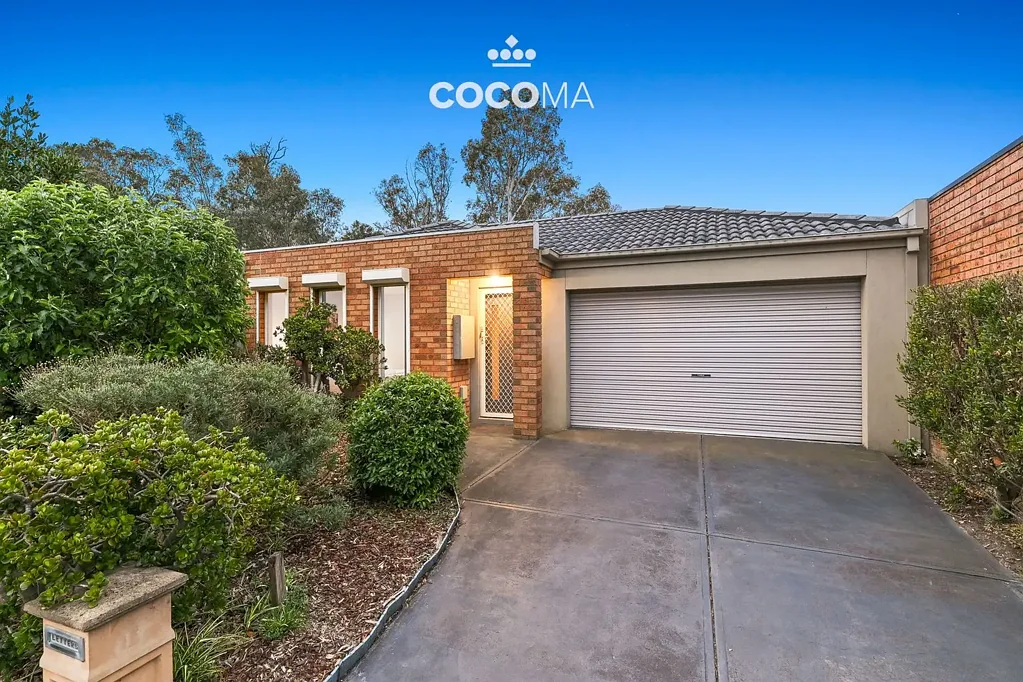 Keysborough 3침실 Bright and spacious three-bedroom home with multiple living areas and modern comforts