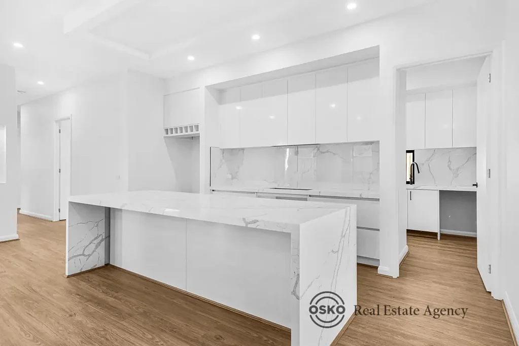 Fraser Rise 4Kwarto Brand-New Luxury Home with High-End Finishes in Taylors Run Estate –Turnkey Ready & FHOG Eligible.
📍 95 Waterfern Street, Fraser Rise