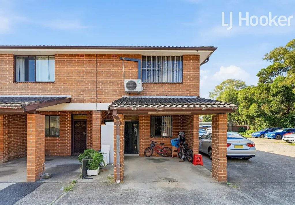 Cabramatta 3房 步行可达便利 2卧1书房 开放式厨餐区 时尚翻新卫浴 遮顶后院招待 前方单车位 维护良好社区 Unique Townhouse!