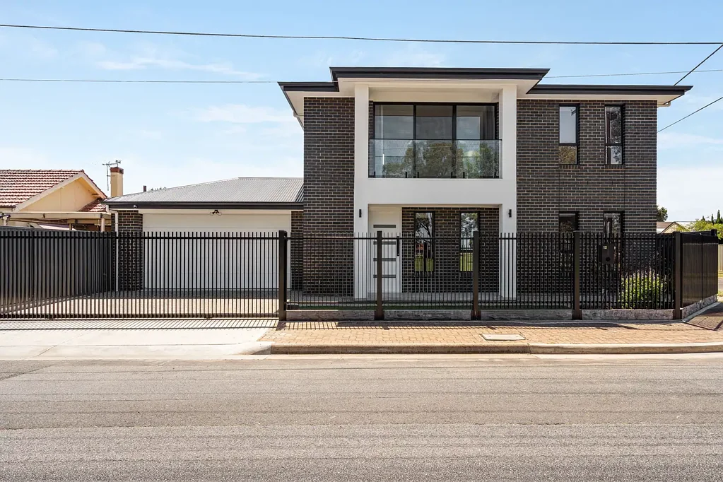 Woodville North 3कमरा Luxe Kitchen Drama, Secure Fencing & Two Stylish Levels!