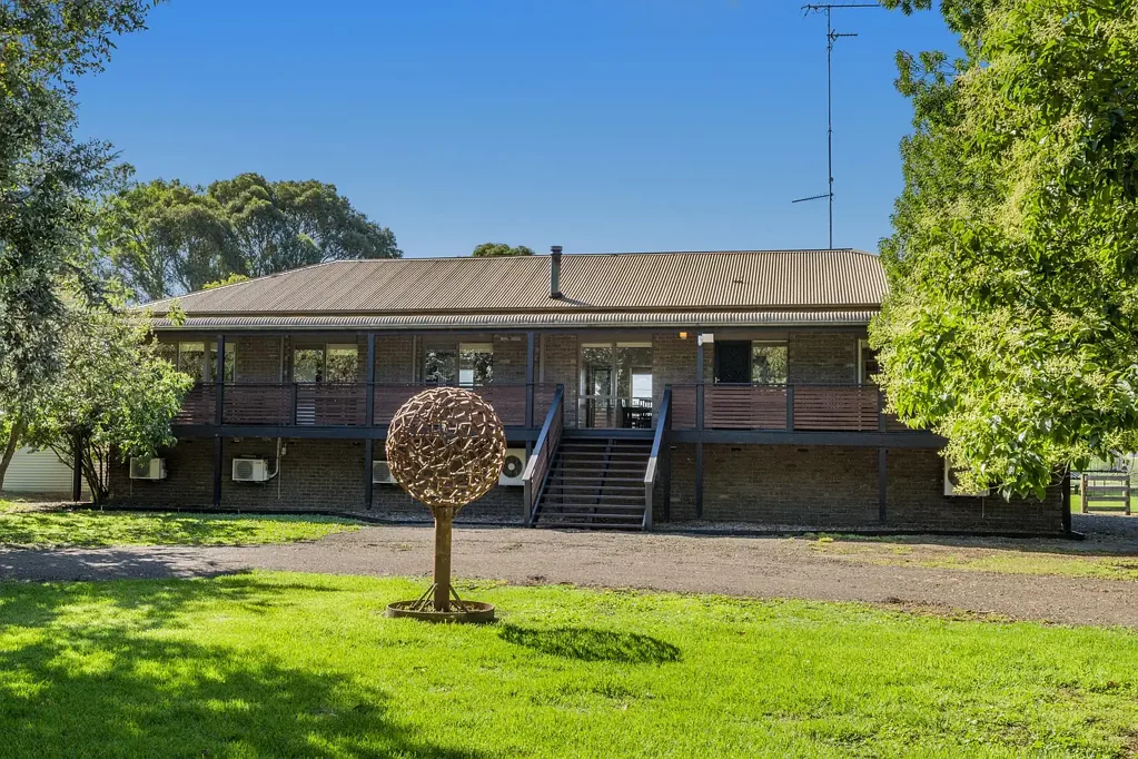Batesford 4房  Family Home and/or Business Opportinity!