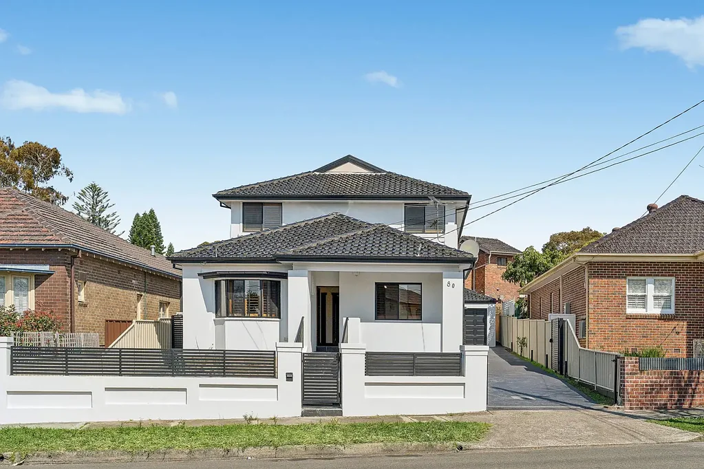 Earlwood 6ਬੈੱਡਰੂਮ Expansive updated abode offers superb flexibility