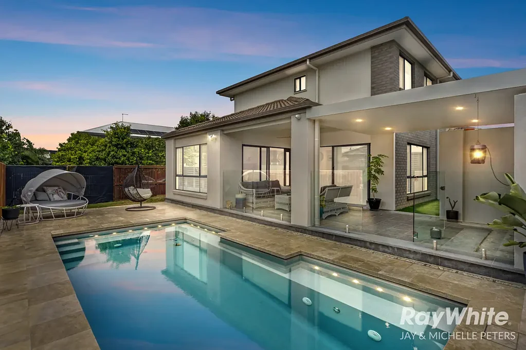 Newport 4房  度假村式生活与家庭舒适完美结合！ Resort-Style Living Meets Family Comfort!