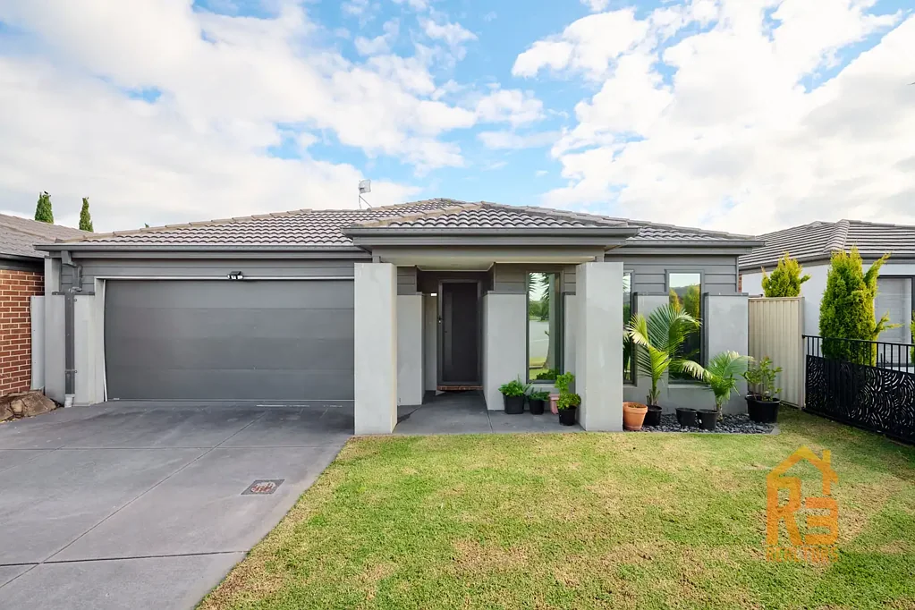 Pakenham 3 Bedroom Elegant Home in the heart of Pakenham - Perfect for First Home Buyers/Investors