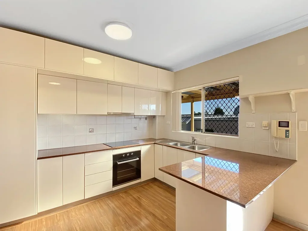 Spacious & Bright 2 Bedroom Apartment !