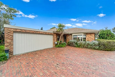 Frankston South 3房 Frankston南黄金地段 精装修三卧两卫 开放式起居厨房 主卧带衣帽间 双车库便利 好学区近海滩 Frankston South Villa on Villiers - No Body Corp