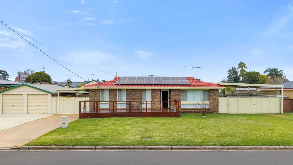 Colyton 3 Bedroom LARGE Frontage, Endless Potential
