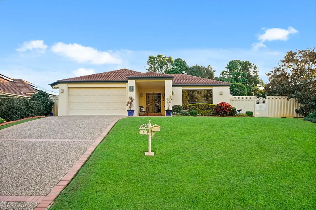Murrumba Downs 4ਬੈੱਡਰੂਮ Immaculate Family Entertainer on Elevated 900m² Block with Pool & Multiple Living