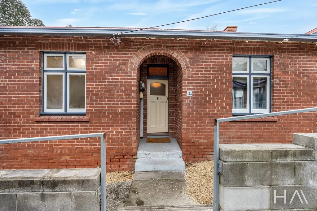 Sandy Bay 2chambre One title two apartments approximately $100,000 under government valuation.