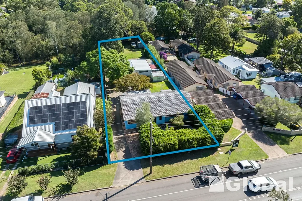 Blackalls Park 5房  Absolute Waterfront Two dwellings, backing onto the lake sitting on 1800m2 of land