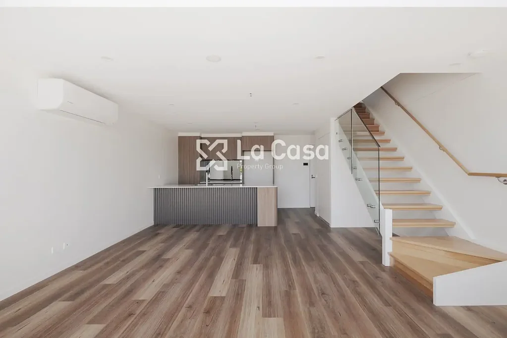 Contemporary Elegance Meets Generous Space in the Heart of Giralang! [One Week Rent FREE!]