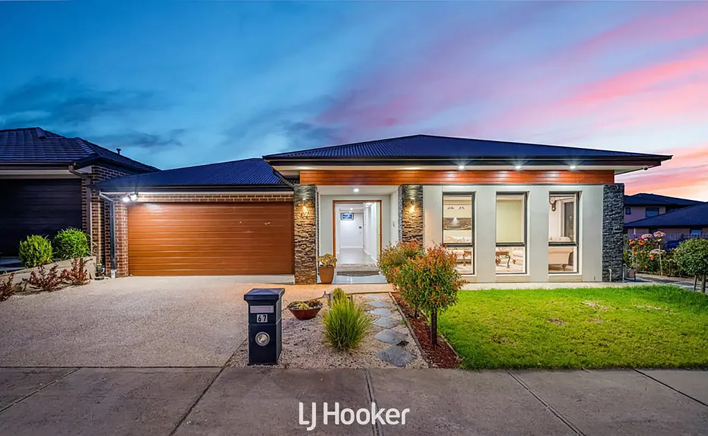Clyde North 4 Bedroom Welcome to 67 Everard Avenue, Clyde North

A Luxurious Family Home in a Prime Location!