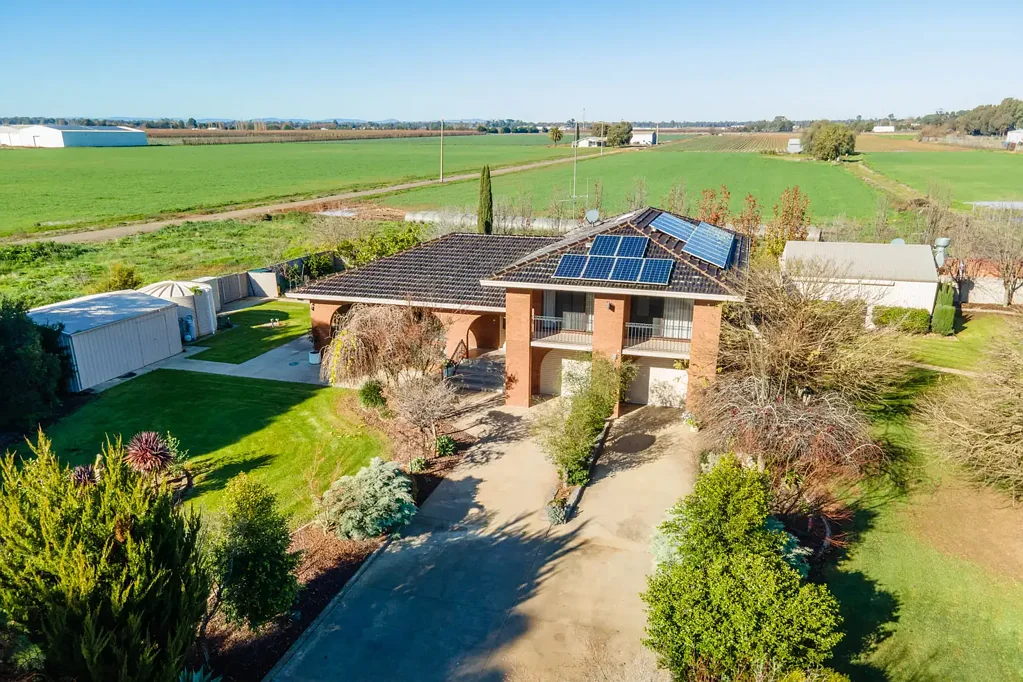 Shepparton East 5غرفة نوم Luxury Living Across Two Separate Titles in Shepparton East