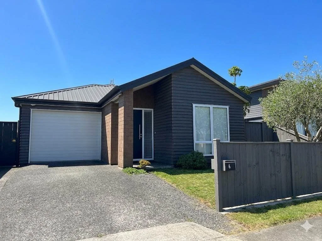 Modern,sunny and close to town!