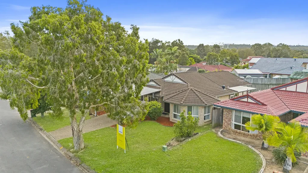 Coopers Plains 4房 The Village中心地 六卧灵活布局 精美翻新主卫 全新卧室地板 特色前门设计 分体式空调 户外娱乐区 全围栏后院 低维护砖瓦结构 便捷生活配套 Spacious Six-Bedroom Family Home in "The Village"