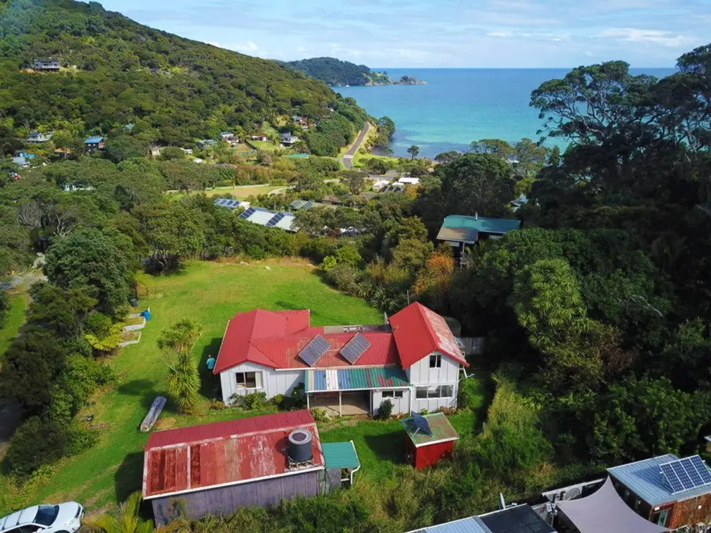 Great Barrier Island 3બેડરૂમ Sea Views & Location: Bach on 1,247m² Flat Site