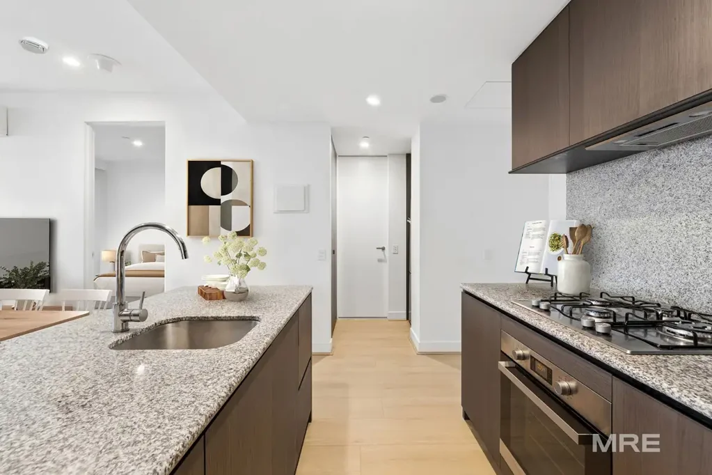 Carlton 2房 Carlton 高层生活，尽览城市全景 Elevated Carlton Living with Panoramic City Views
