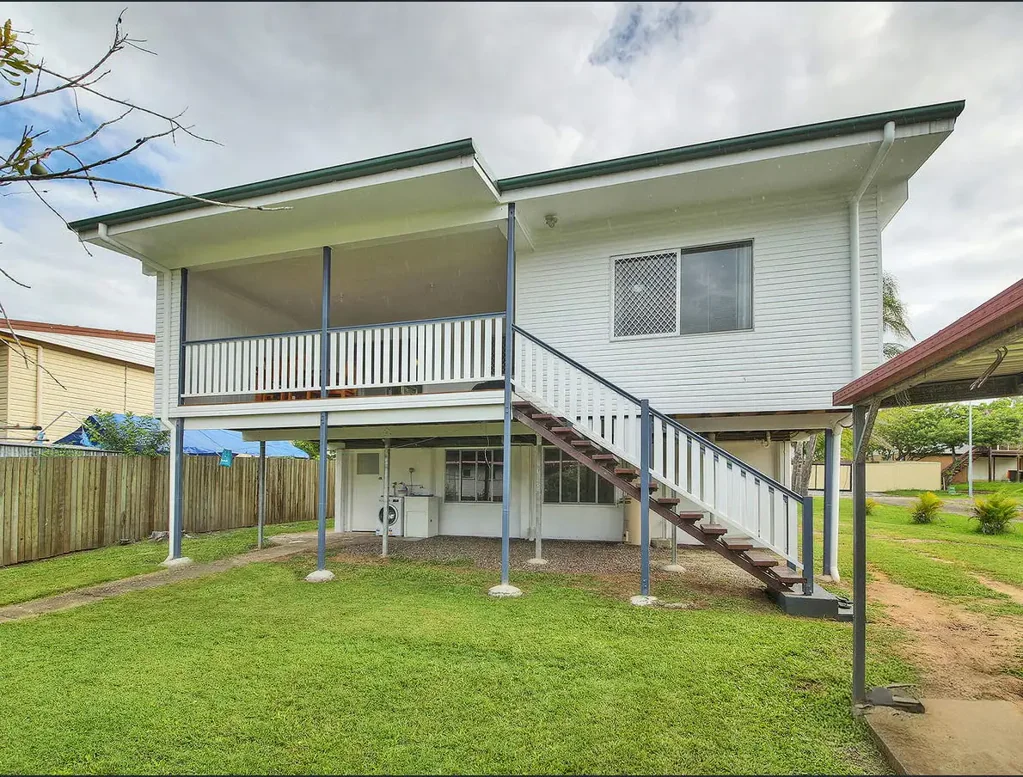 Sunnybank Hills 3कमरा Prime Location in Sought-After Sunnybank Hills - Versatile Highset Home Ideal for Investment or Family Living
