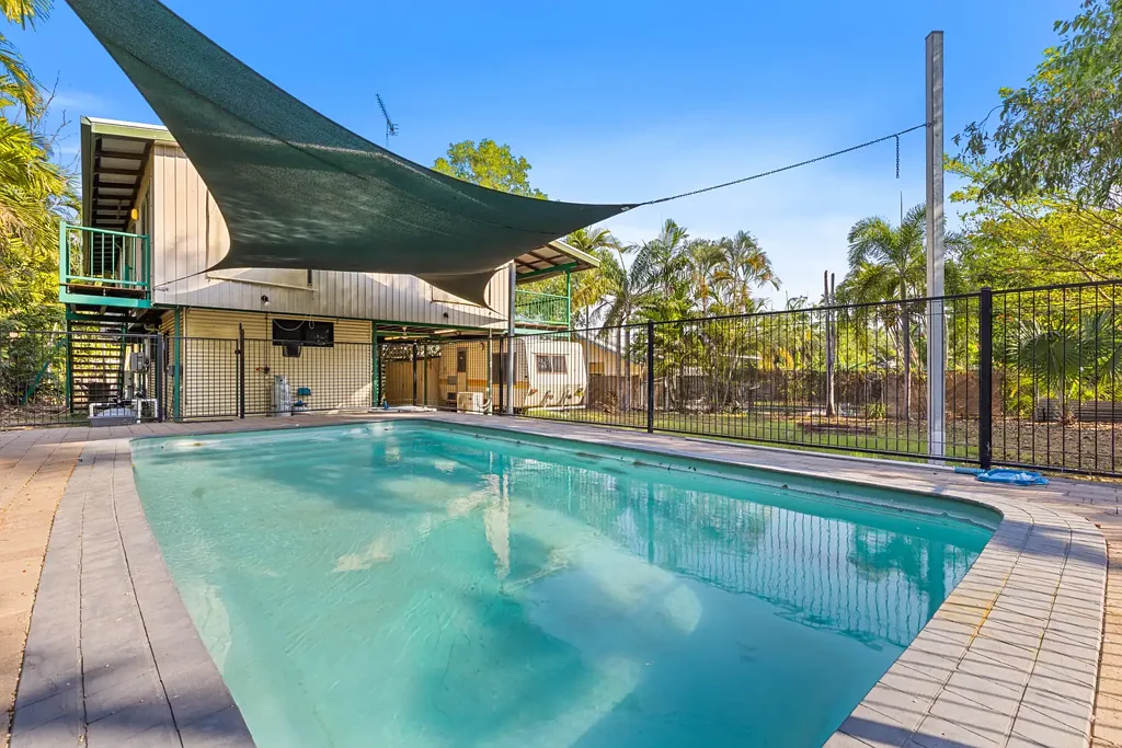Spacious Family Retreat with Pool and Granny Flat in Bakewell
