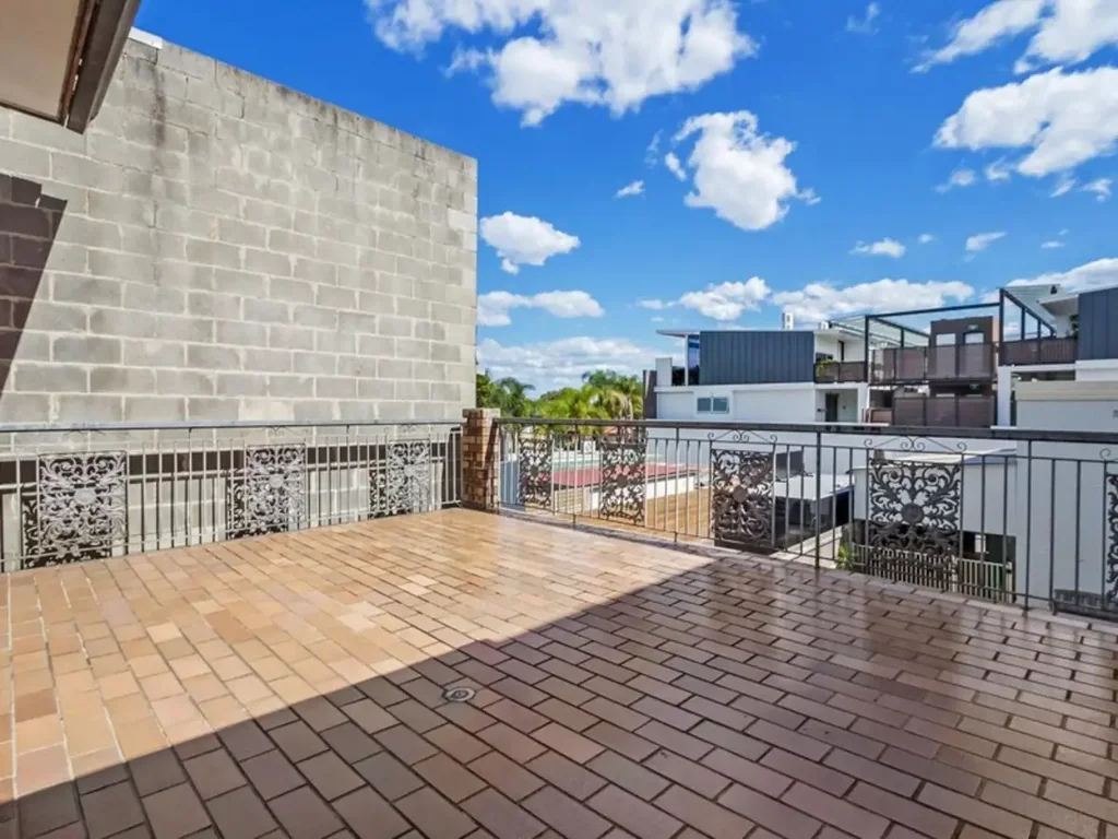 Cozy 1 Bedroom unit with Large Balcony