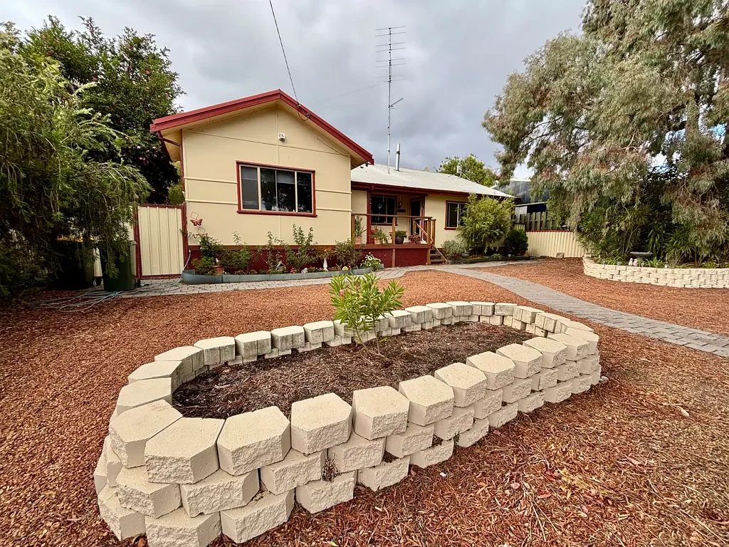 Dwellingup 4部屋 Charming Country Character Home, Prime Town Location Offers from $655,000
