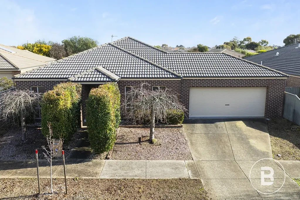 EXPANSIVE FOUR BEDROOM FAMILY HOME IN A PEACEFUL COURT LOCATION