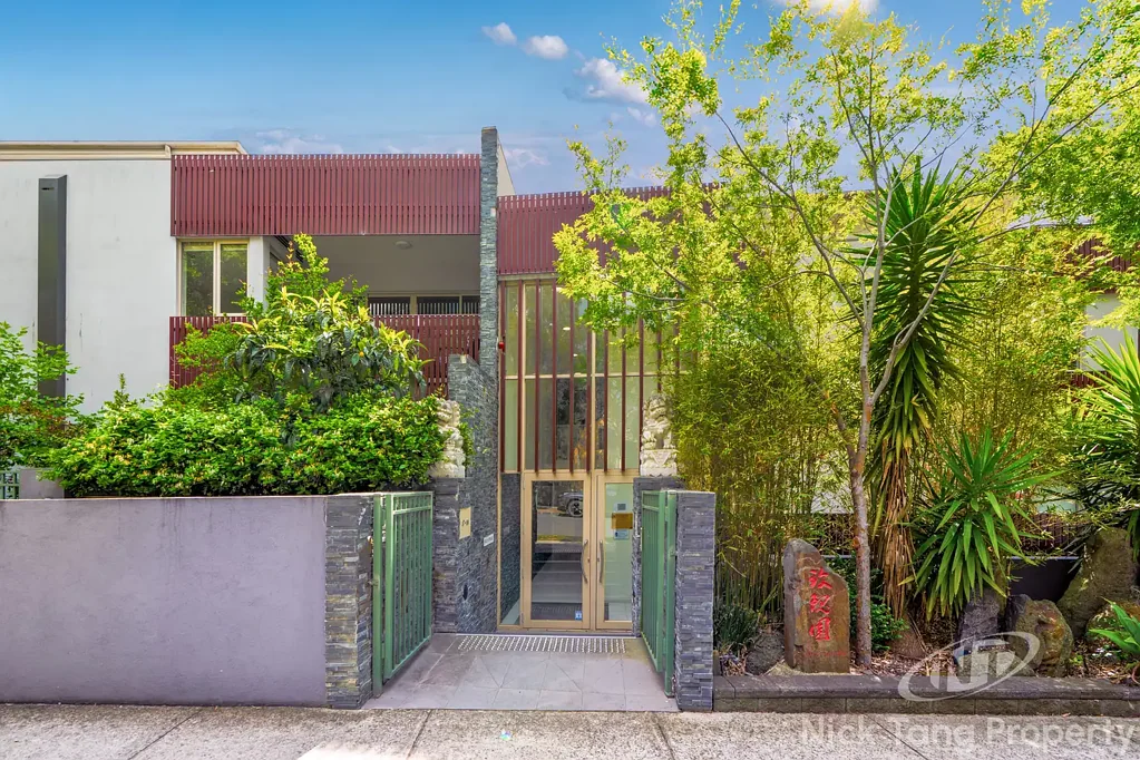 Box Hill 3房 Box Hill中心近邻 优质布局宽敞空间 安全对讲机入口 阳台延伸生活区 石制台面时尚厨房 主卧带套间浴缸 全年舒适冷暖 便捷交通购物上学 FOCUSED ON LIFESTYLE LIVING