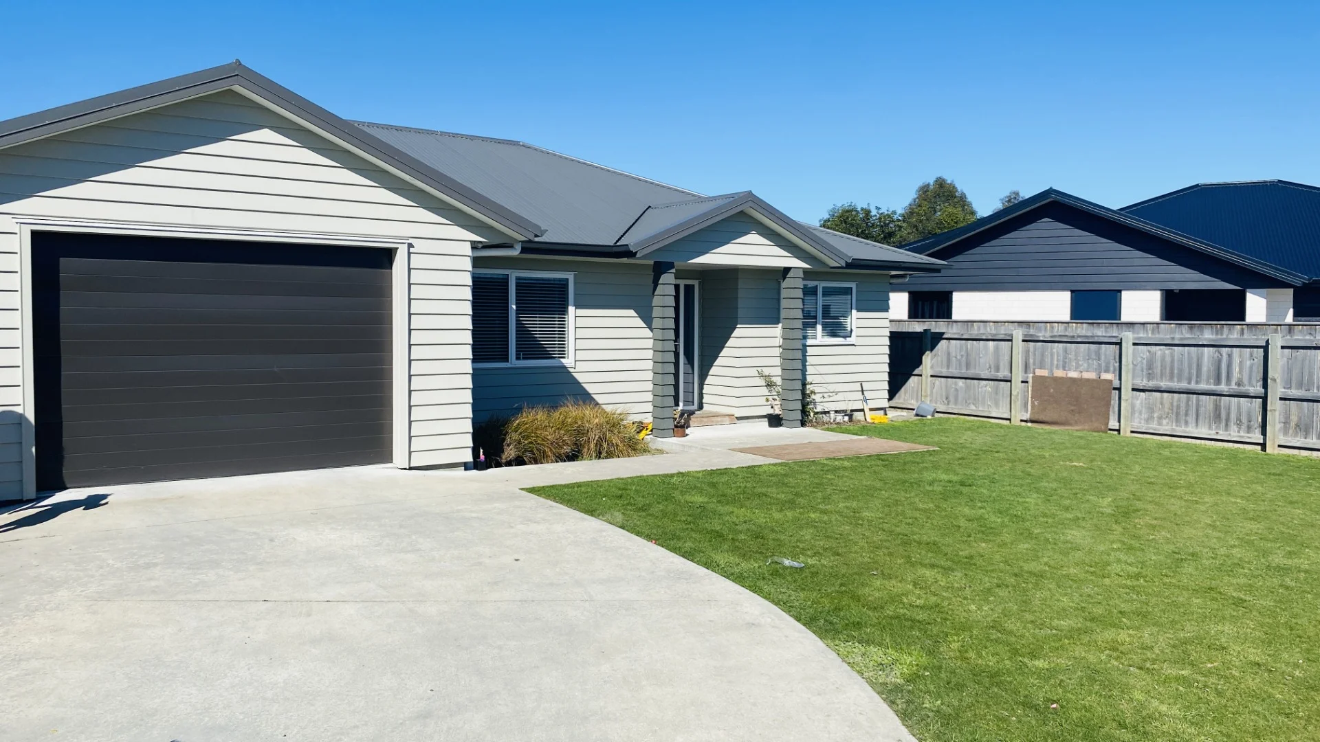 Near New Beauty  Modern 3 Bed Home
