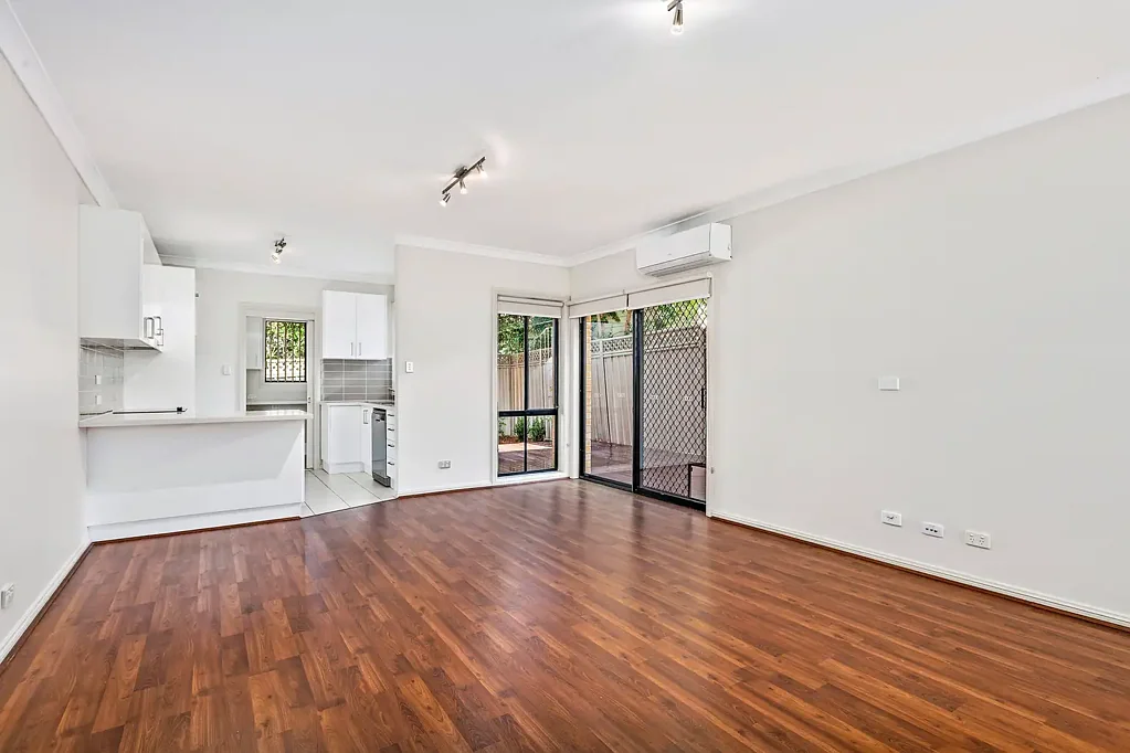 Stunning Townhouse in Quiet Complex