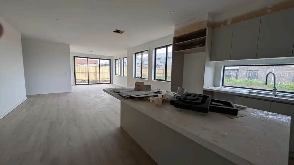 Aintree 4房 时尚全新，印花税优惠，首次购房者津贴适用。 位于充满活力的Woodlea的准备就绪的4卧室新家。 主要特点：全新，现代外立面，高挑天花板，木纹地板，暖冷气，时尚厨房，遮光百叶窗，室外露台。 交通便利，教育资源丰富，市中心便捷，优越位置。 BRAND NEW - Supreme Living in the Heart of Woodlea !!