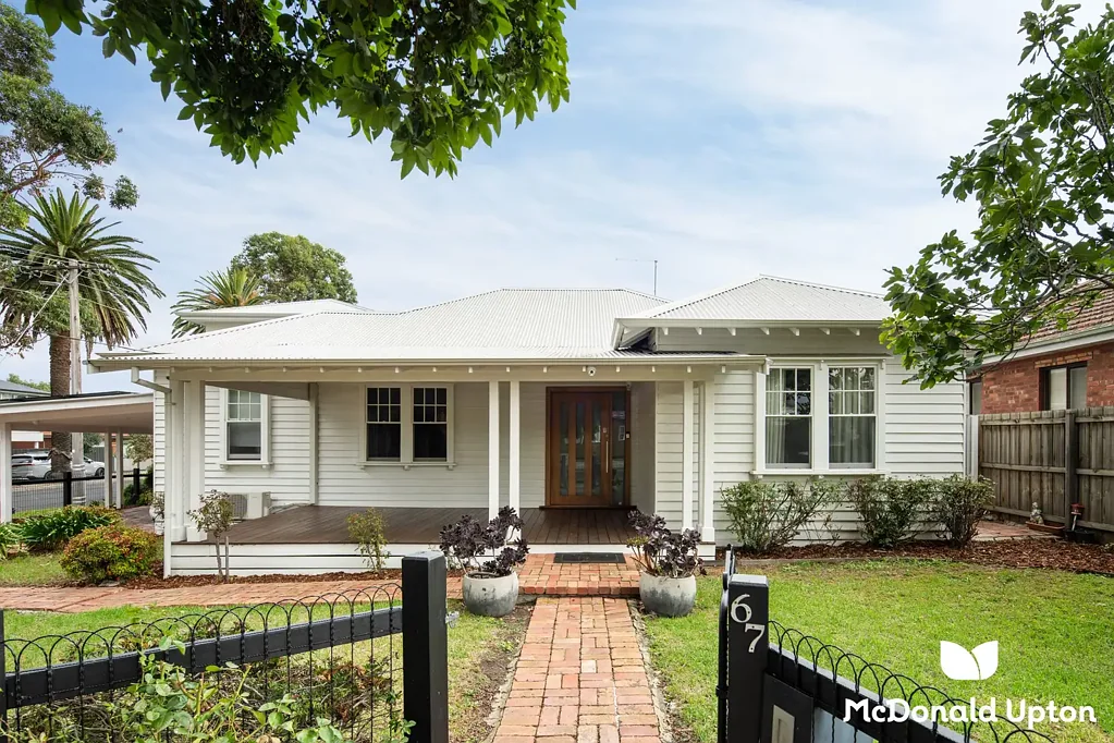 Essendon North 5कमरा Luxuriously Family Living on a Prime Corner Allotment