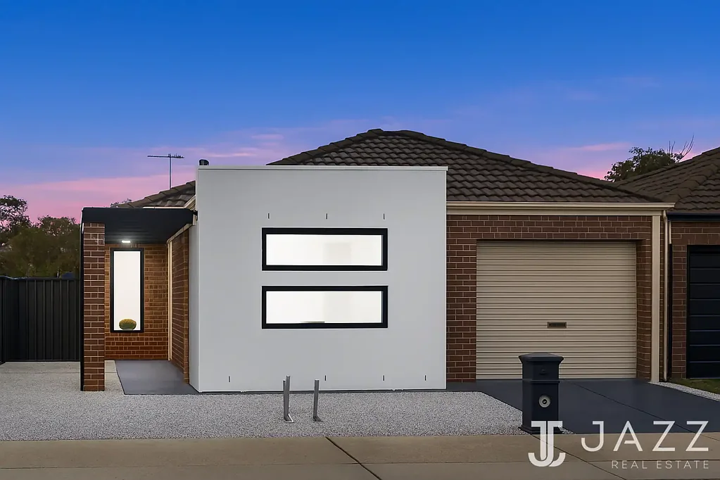 Manor Lakes 3 Bedroom Turnkey Family Home in Rapidly Growing Manor Lakes