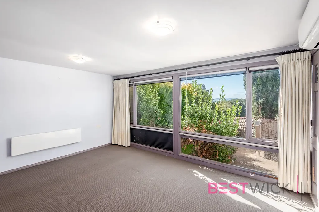 3 Bedroom Town House with brand new kitchen!