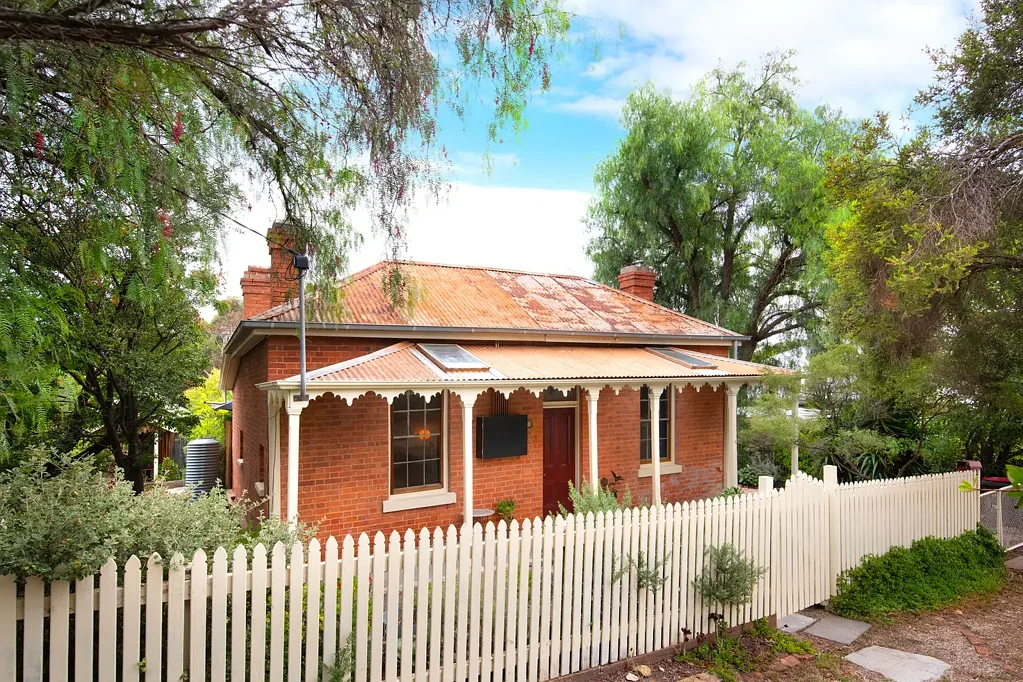 Castlemaine 4 Bedroom Charming brick cottage with dual living and income potential