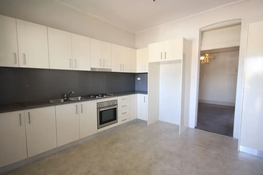 Two Bedroom Apartment minutes from Transport!
