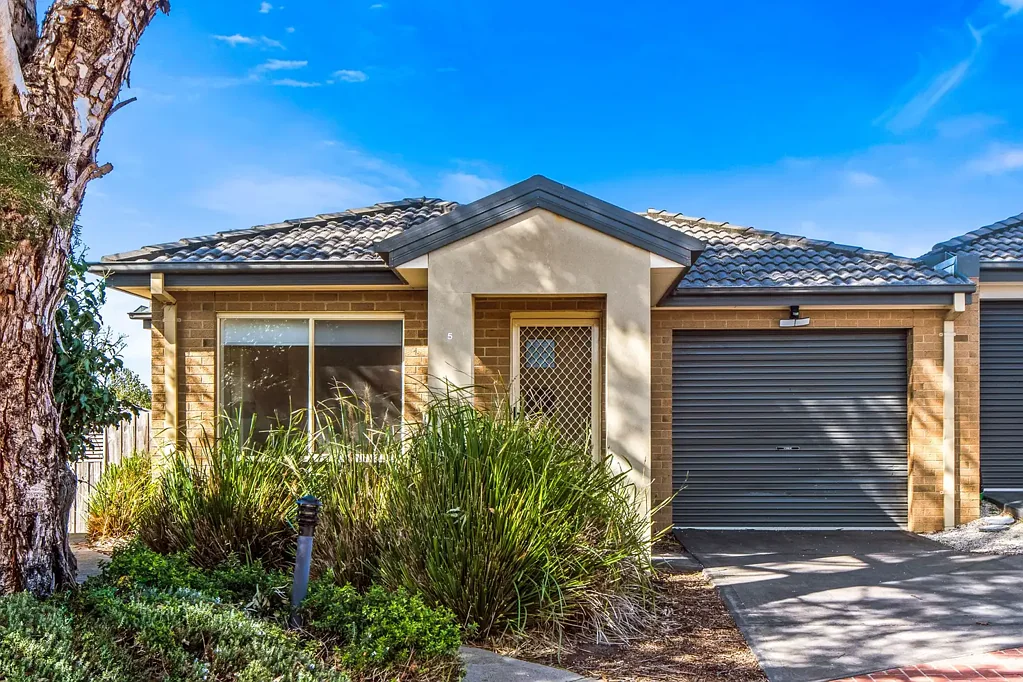 Low-Maintenance Living in a Convenient Location