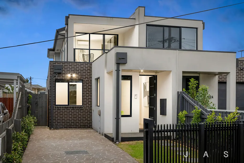 Yarraville 4 Bedroom Spacious Family Haven With Angliss Reserve Just Across The Street