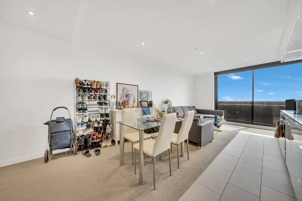 Carlton 2房  Stylish City Living with Breathtaking Views – Prime Carlton Location!