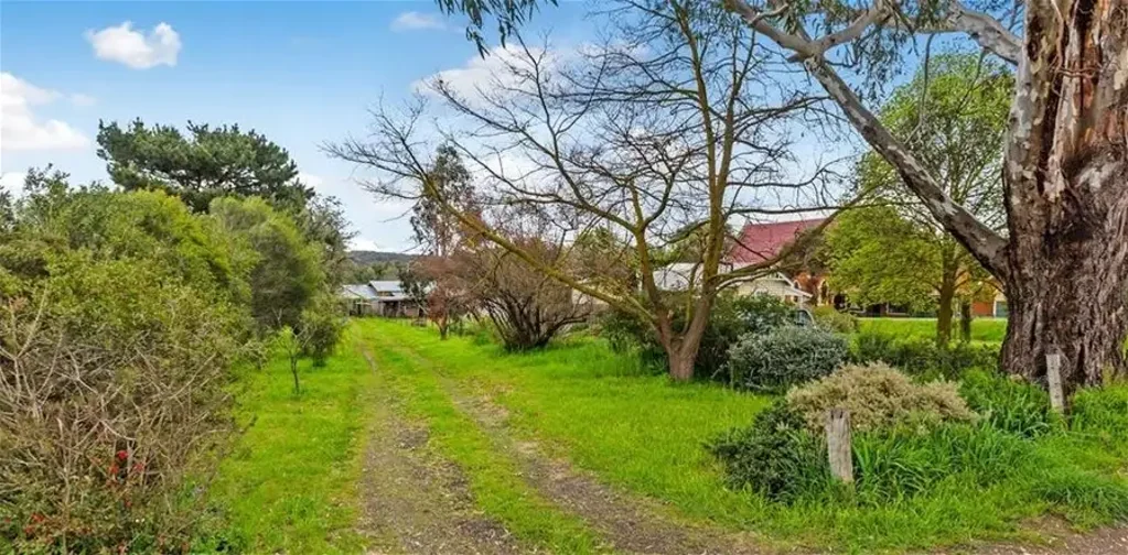 Campbells Creek Centrally located in Campbells Creek - close to Castlemaine, school, post office and pub.