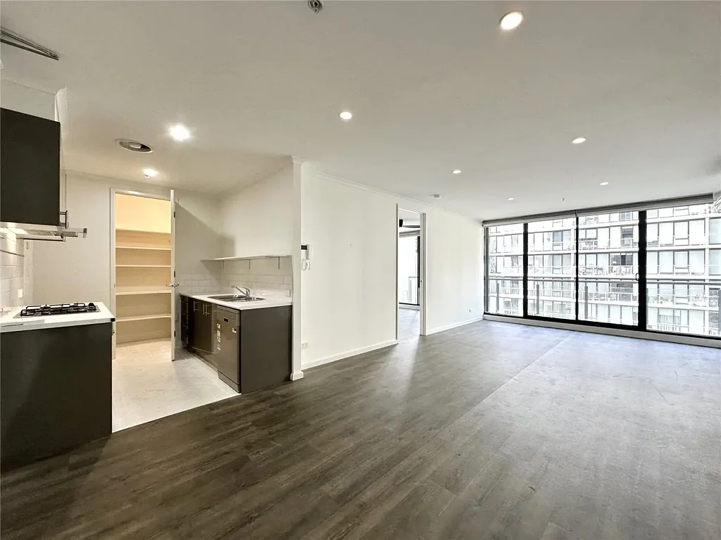 UNFURNISHED SPACIOUS FLOORBOARD TWO BEDROOM TWO CARPARK APARTMENT LOCATED IN HEART OF SOUTH MELBOURNE !!!