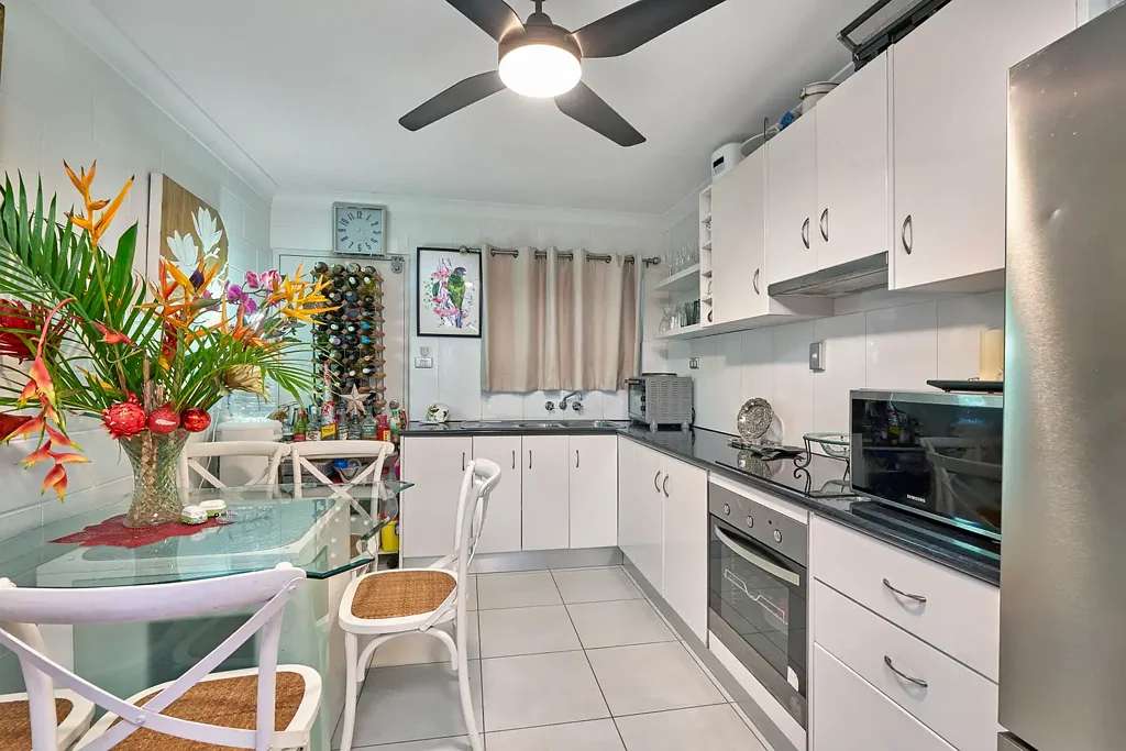 Cairns North 2침실 2 GROUND FLOOR UNITS FOR SALE - ONE STREET OFF THE ESPLANADE!