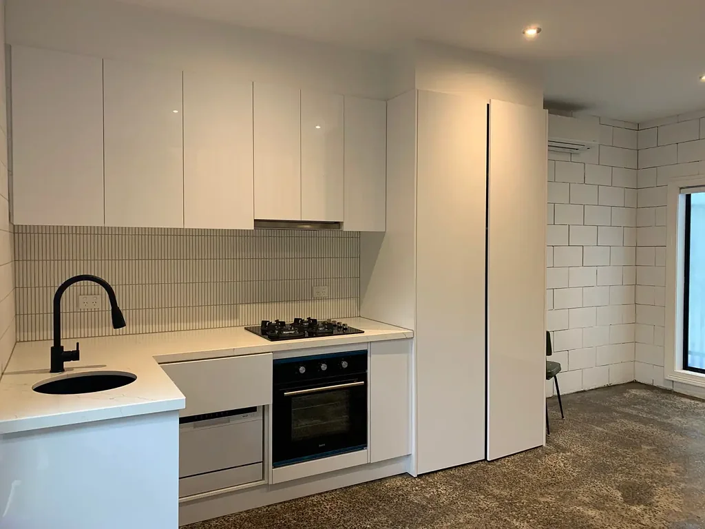 Modern & Private Townhouse close to Kensington Station (water and internet included in rental)