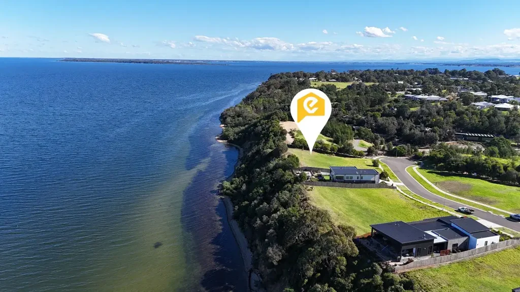 Metung Water views forever in Kings Cove!